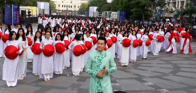 白いアオザイを着ているベトナム人女学生達